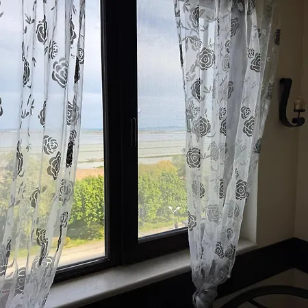 Sea View Escape Апартамент *